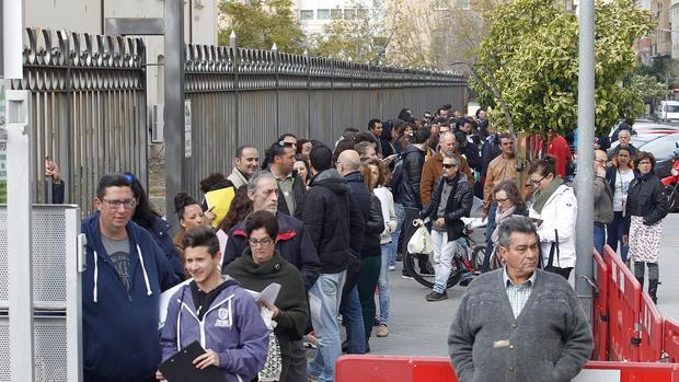 Colas para la inscripción en la bolsa de empleo de Sadeco