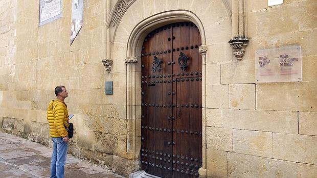 Un turista ante la puerta cerrada del Museo Julio Romero