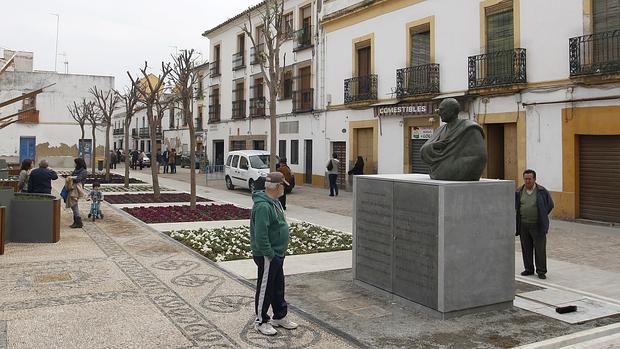 El busto de Ramón Medina, sobre un transformador