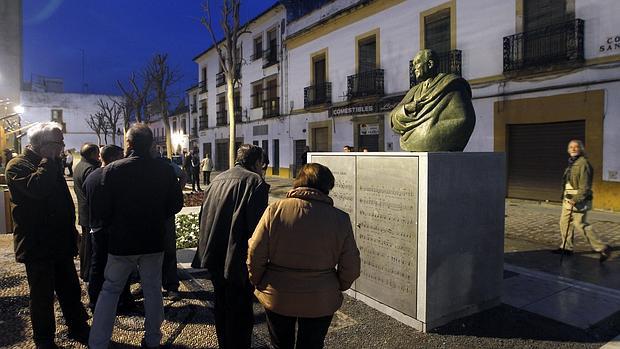 Estatua de Ramón Medina sobre un contador eléctrico