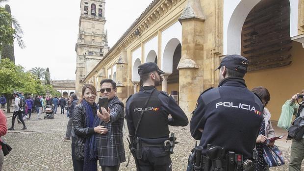 Policías en el Patio de los Naranjos