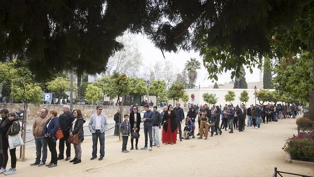 El Alcázar no pasa desapercibido en este Viernes Santo