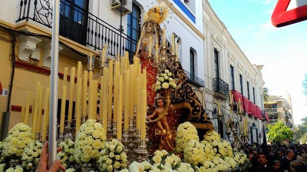 La Virgen de los Dolores avanza hacia la Catedral