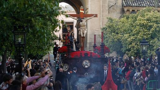 El Señor de la Caridad, en el Patio de los Naranjos