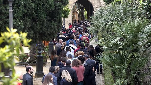 Turistas hacen cola el Viernes Santo por la mañana para entrar al Alcázar