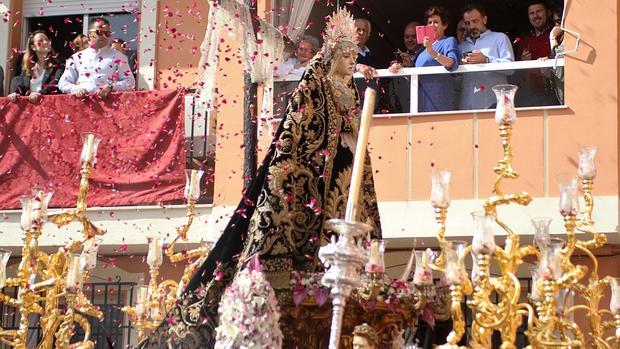 Petalada a Nuestra Señora de la Soledad y Quinta Angustia, ayer durante su estación de penitencia