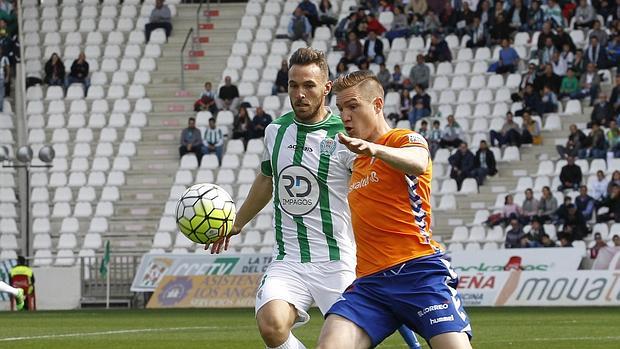 Xisco pelea por un balón con un futbolista del Alavés