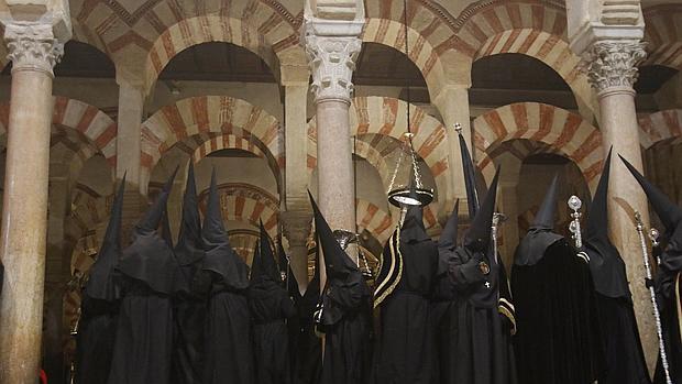 Nazarenos de Los Dolores por la Mezquita-Catedral