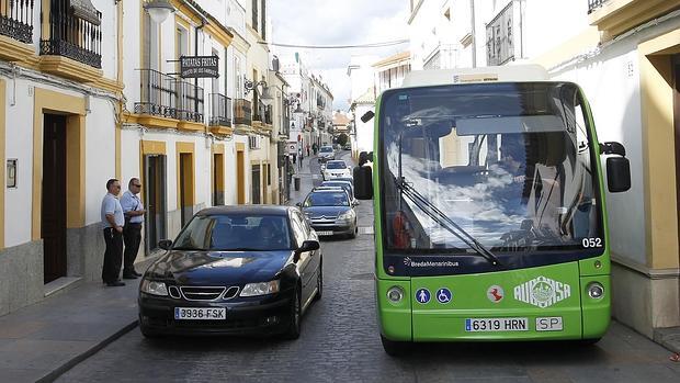 Uno de los autobuses de la empresa muncipal Aucorsa circula por el centro de la ciudad