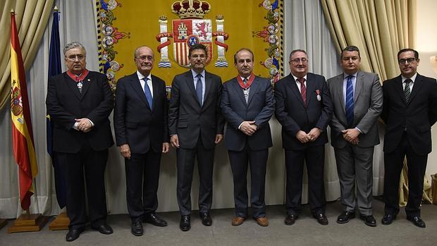 El alcalde de Málaga, el ministro de defensa y el delegado de Gobierno en Andalucía junto a los condecorados