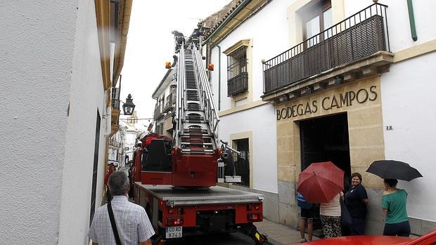 Actuación de los bomberos en la calle Lineros