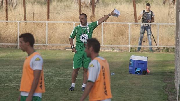 José Luis Oltra, dirigiendo un entrenamiento del Córdoba CF