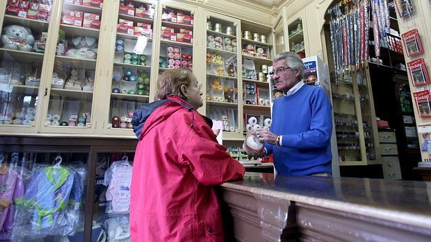 Rafael Muñoz atiende en la tienda que acaba de cerrar