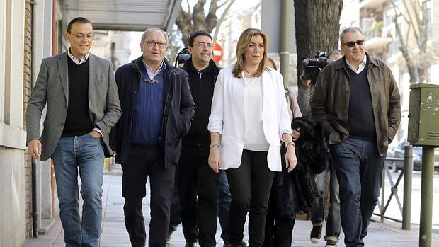 Susana Díaz llega a la sede de Ferraz rodeada de sus hombres de confianza