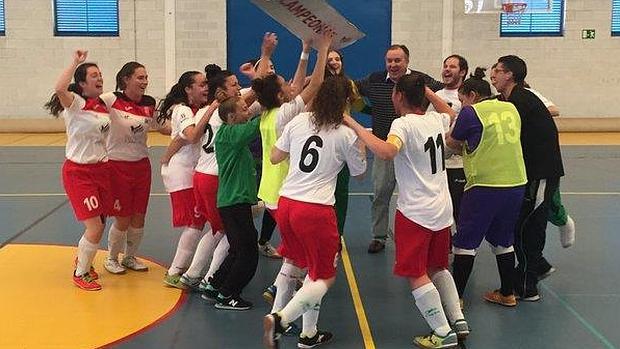 La plantilla del Cajasur Córdoba de fútbol sala femenino celebra el ascenso a Segunda