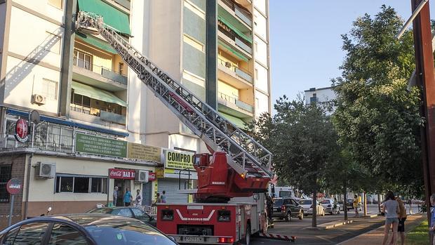 Intervención del SEIS en la calle Almería