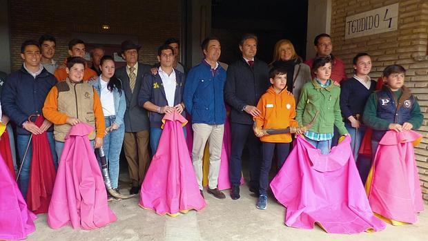 Rosario Alarcón, con alumnos de la Escuela Taurina de Córdoba