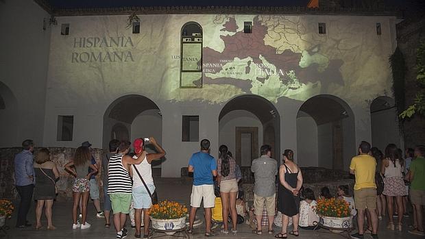 Turistas observando el espectáculo de luz y sonido del Alcázar