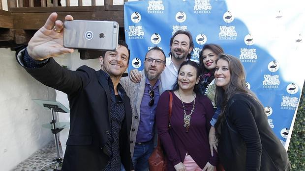 Varios de los artistas de la Noche Blanca se hacen un «selfie»