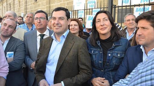 El presidente del PP andaluz, Juanma Moreno, junto a la secretaria general del PP andaluz, Loles López con representantes de los regantes