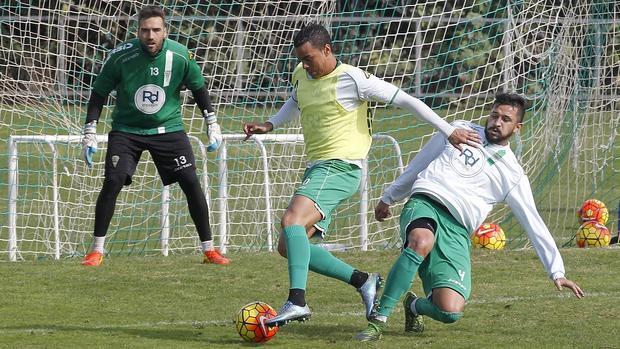 Raúl de Tomás conduce el balón en un entrenamiento