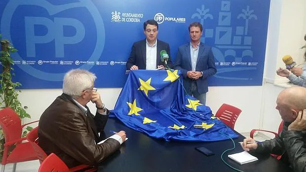 Los ediles del PP con la bandera europea