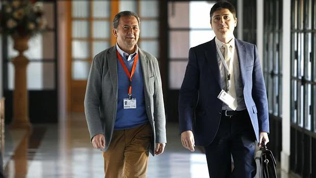 Gonzalo Rodríguez Nevado (izquierda), el pasado día 1 en el Parlamento andaluz