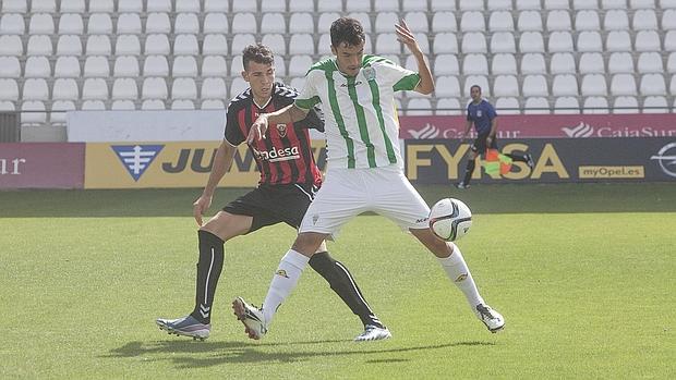 Quiles protege el balón ante la presión de un rival