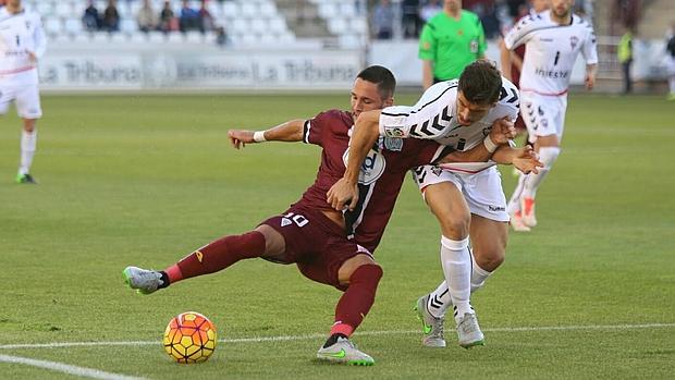 Un futbolista del Albacete trata de arrebatarle el balón a Florin