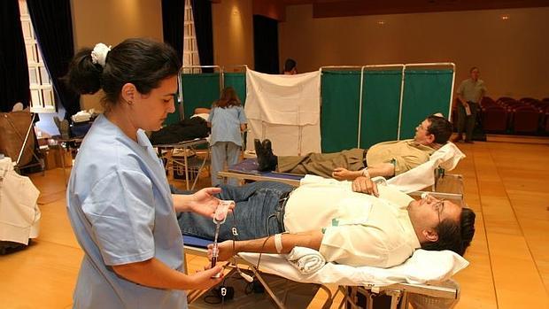 Una enfermera junto a donantes de sangre en la Diputación Provincial