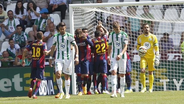 Los jugadores del Córdoba, cabizbajos tras anotar uno de los ocho goles que marcó el Barcelona