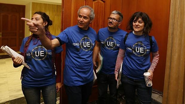 Los ediles de Ganemos han exhibido camisetas críticas con la política de UE con los refugiados