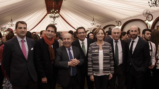 Torres Hurtado, en el centro de la imagen, ayer en la caseta municipal de la Feria de abril de Sevilla