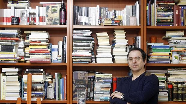 Javier Fernández, entre libros