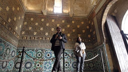 Un par de turistas disfrutan de la belleza de la capilla mudéjar de San Bartolomé