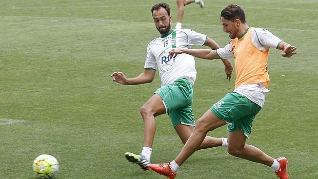 Deivid ensaya una acción defensiva durante un entrenamiento