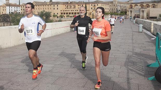 Corredores, este domingo, en la carrera popular Puente Romano