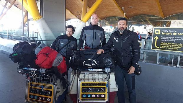Antonio, Manuel y Salvador en el aeropuerto de Madrid
