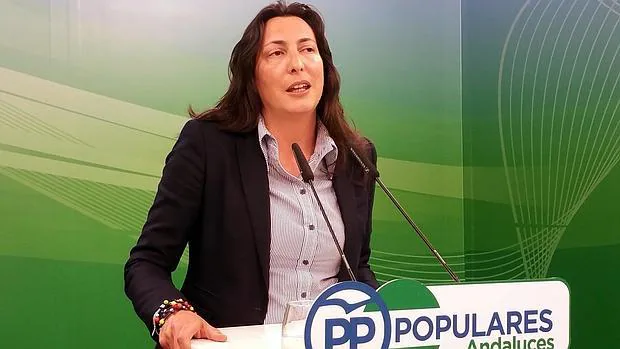 Loles López, secretaria general del PP-A, en rueda de prensa