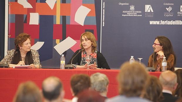 La autora Sara Mesa (en el centro) ayer en la Feria del Libro de Córdoba