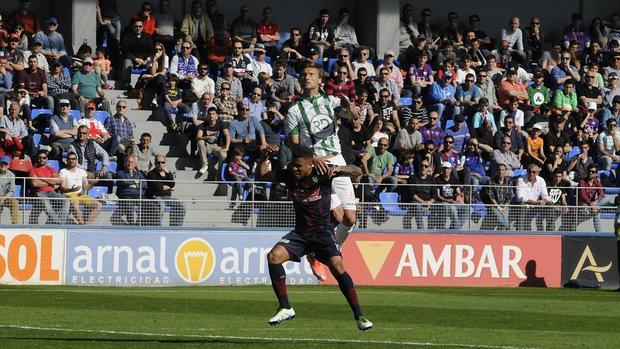 Stankevicius salta para despejar un balón aéreo