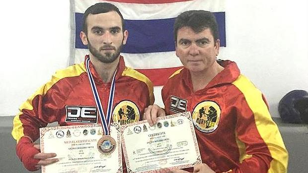 Andrés Bollero, de Montoro, a la izquierda, con la medalla de bronce mundial