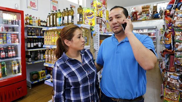 Mayra Bravo y Ubencio Granoble, en su tienda de la calle Damasco