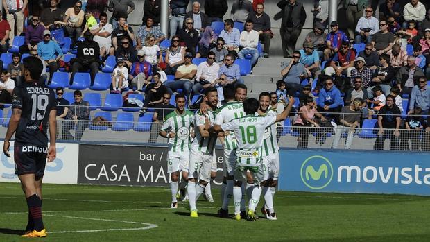 Los jugadores celebran su victoria ayer en Huesca