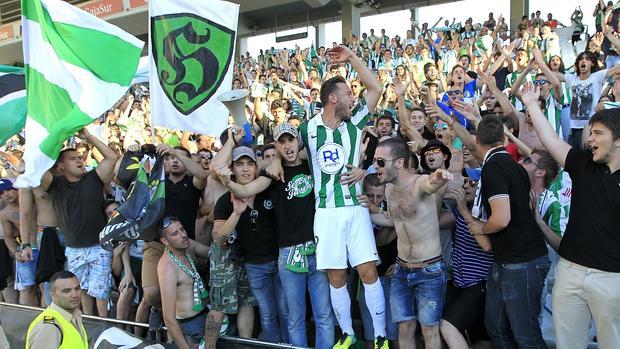 Xisco, capitán del Córdoba CF, celebra la clasificación para el play off en un gran final en la 13-14