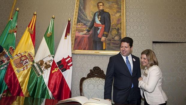 El ministro principal de Gibraltar, Fabián Picardo, ayer junto a la presidenta de la Diputación de Cádiz, Irene García