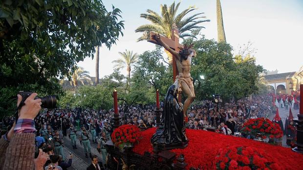 El Señor de la Caridad en el Patio de los Naranjos