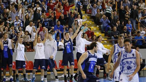 Los jugadores del Bball celebran una canasta