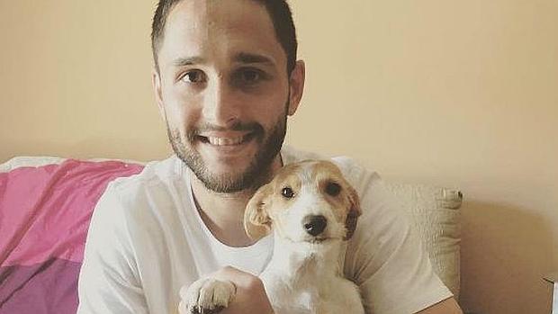 Florin Andone muestra a la perrita que ha acogido