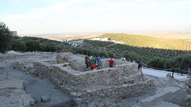 Visitantes en el parque arqueológico de Torreparedones